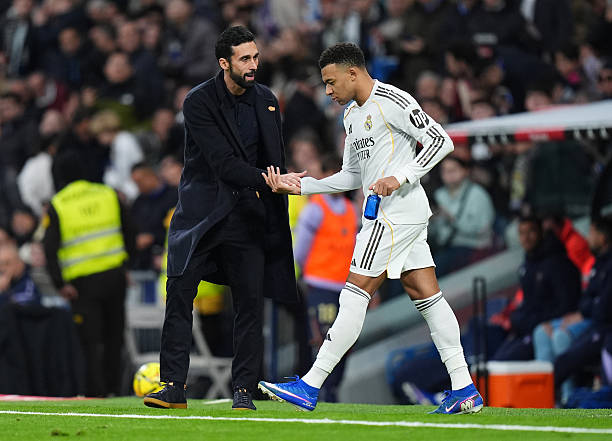 Arbeloa mượn lời khen để nhắc nhở Mbappe. 