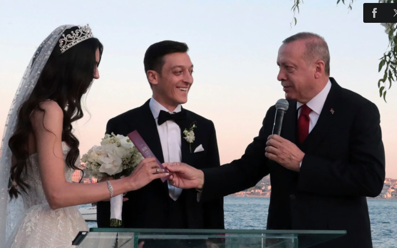 Ảnh bài viết Cuộc sống giàu sang, nhiều thị phi của Mesut Ozil