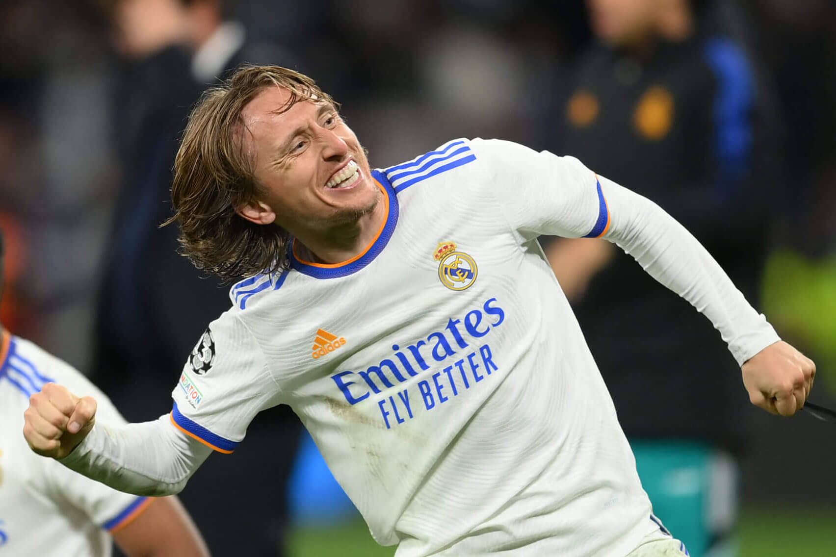 Modric mở kh&oacute;a bằng đường chuyền thi&ecirc;n t&agrave;i.
