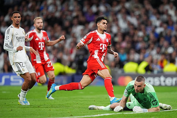 Bayern chấp nhận rủi ro để chơi thứ b&oacute;ng đ&aacute; rực lửa.