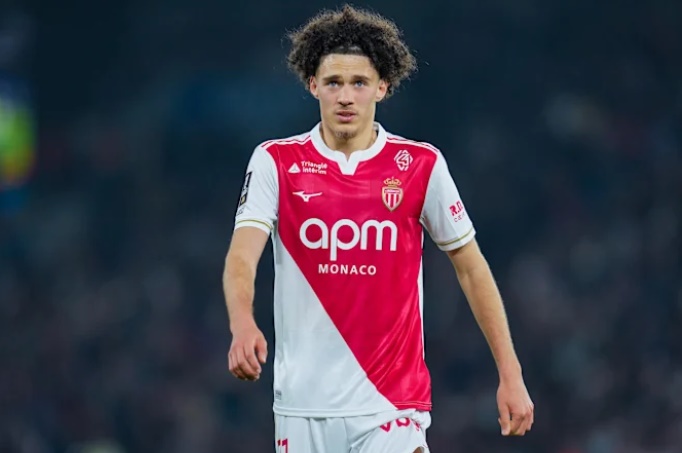 Mục ti&ecirc;u đang trong v&ugrave;ng tranh chấp của MU v&agrave; Liverpool.