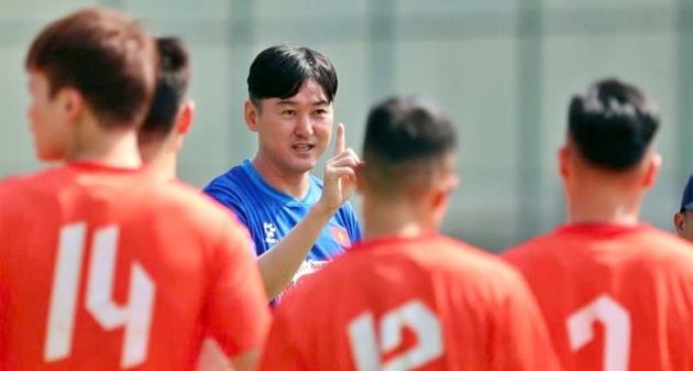 Trợ l&yacute; Lee Jung Soo chia tay c&aacute;c ĐTQG Việt Nam sau hơn một năm gắn b&oacute;.