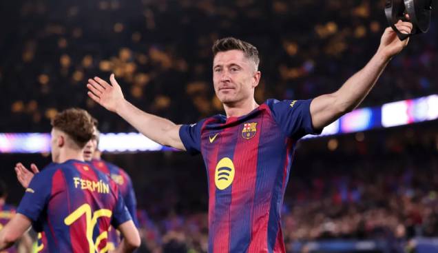 Rời xa "cỗ máy săn bàn" như Lewy là bài toán không dễ cho Barcelona.