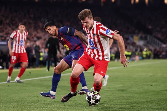 Joao Cancelo (6.0): T&iacute;ch cực hỗ trợ tấn c&ocirc;ng v&agrave; su&yacute;t ch&uacute;t nữa c&oacute; b&agrave;n thắng nếu c&uacute; dứt điểm của anh kh&ocirc;ng đi tr&uacute;ng cột dọc. Cancelo vẫn l&agrave; mũi khoan lợi hại nhưng đ&ocirc;i khi để lộ khoảng trống ph&iacute;a sau. (Thay ra)