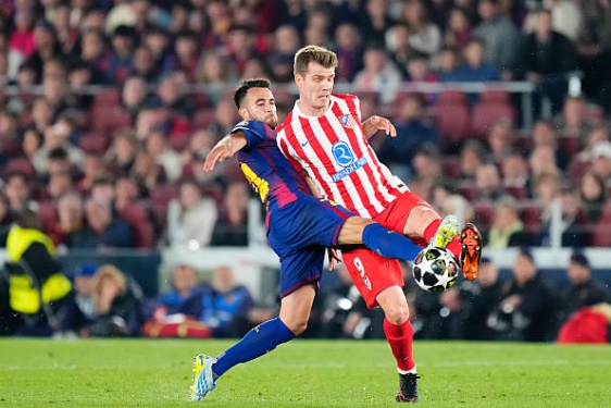 Eric Garcia (6.4): Chơi đầy tự tin khi được xếp đ&aacute; tiền vệ trụ v&agrave; sau đ&oacute; l&ugrave;i về tr&aacute;m chỗ Cubarsi. Anh dần trở th&agrave;nh nh&acirc;n tố đ&aacute;ng tin cậy nhờ khả năng đọc t&igrave;nh huống v&agrave; điều tiết b&oacute;ng ổn định.