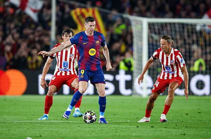 Robert Lewandowski (5.8): M&agrave;n tr&igrave;nh diễn mờ nhạt của trung phong người Ba Lan. Anh bị c&aacute;c hậu vệ đối phương phong tỏa ho&agrave;n to&agrave;n v&agrave; kh&ocirc;ng để lại nhiều dấu ấn trước khi bị thay ra ngay đầu hiệp hai. (Thay ra)