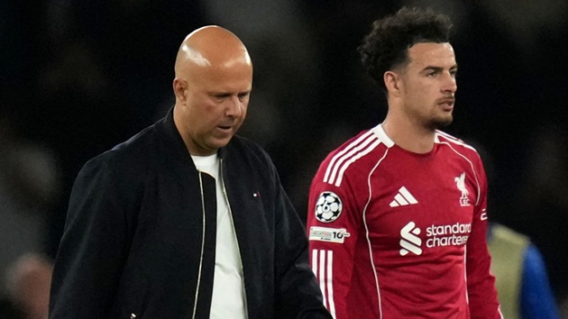 Ảnh bài viết Carragher khẳng định Arne Slot mác sai lầm thảm họa trước PSG