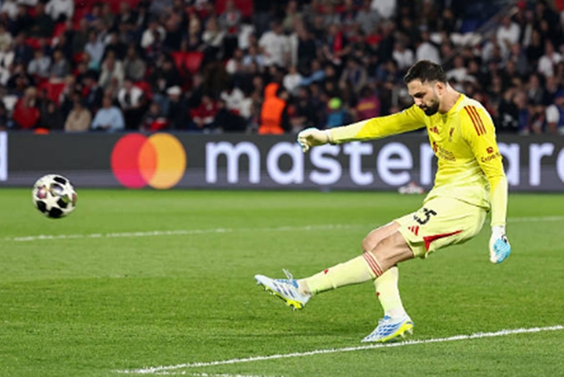 Thủ môn: Giorgi Mamardashvili – 6.4 điểm Thủ thành người Georgia là điểm sáng hiếm hoi giúp Liverpool tránh khỏi một trận thua đậm hơn. Anh có một số pha cứu thua xuất sắc, đặc biệt là tình huống ngăn cản cú dứt điểm trong thế đối mặt của Doué, dù không thể làm gì hơn trong hai bàn thua.