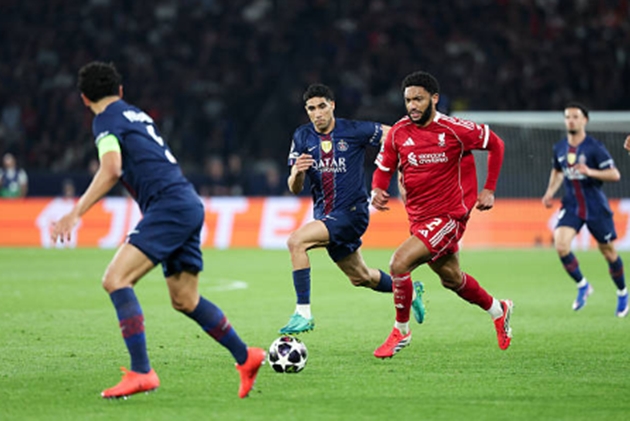 Trung vệ: Joe Gomez – 5.7 điểm Đóng vai trò trung vệ lệch trái, Gomez thường xuyên bị các mũi tấn công của PSG khai thác nhờ tốc độ vượt trội. Anh sớm phải nhận thẻ vàng sau pha phạm lỗi với Doué và tỏ ra lúng túng trong việc duy trì cự ly đội hình ở hệ thống phòng ngự mới.