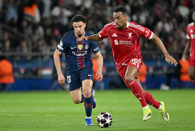 Tiền vệ trung tâm: Ryan Gravenberch – 6.2 điểm Gravenberch thi đấu nỗ lực ở khu vực giữa sân nhưng lại là người thiếu may mắn khi để bóng đập chân đổi hướng, tạo điều kiện cho PSG mở tỉ số. Anh cố gắng kéo bóng lên phía trên nhưng thường xuyên bị chia cắt với các tiền đạo.