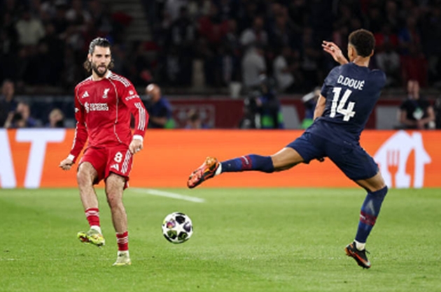 Tiền vệ tấn công: Dominik Szoboszlai – 6.2 điểm Được xếp đá nhô cao hỗ trợ cặp tiền đạo, cầu thủ người Hungary thi đấu đầy thất vọng. Anh không tạo ra được bất kỳ đường chuyền đột biến nào và hoàn toàn "mất tích" trước hệ thống phòng ngự chặt chẽ của đối phương.