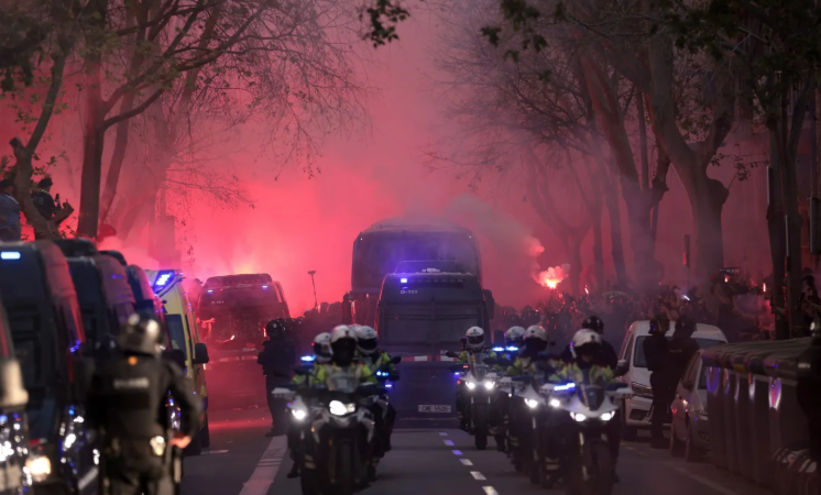 NHM Barca đã ném pháo sáng vào xe buýt của Atletico Madrid.