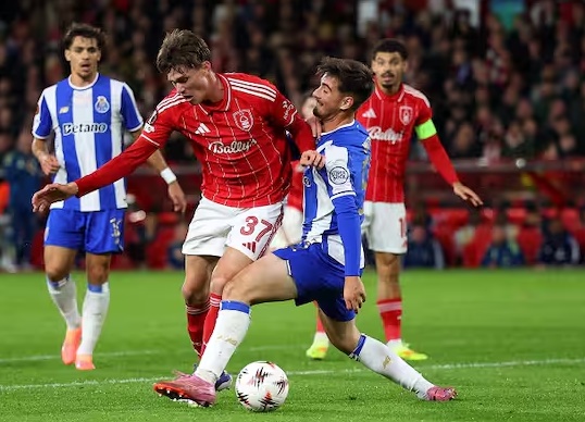 Porto đặt mục ti&ecirc;u gi&agrave;nh chiến thắng trước Forest trước sự cổ vũ của kh&aacute;n giả nh&agrave;.