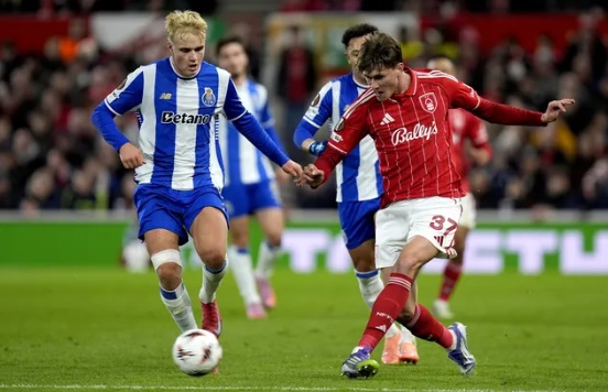 Những đội b&oacute;ng Anh lu&ocirc;n biết c&aacute;ch l&agrave;m kh&oacute; Porto.