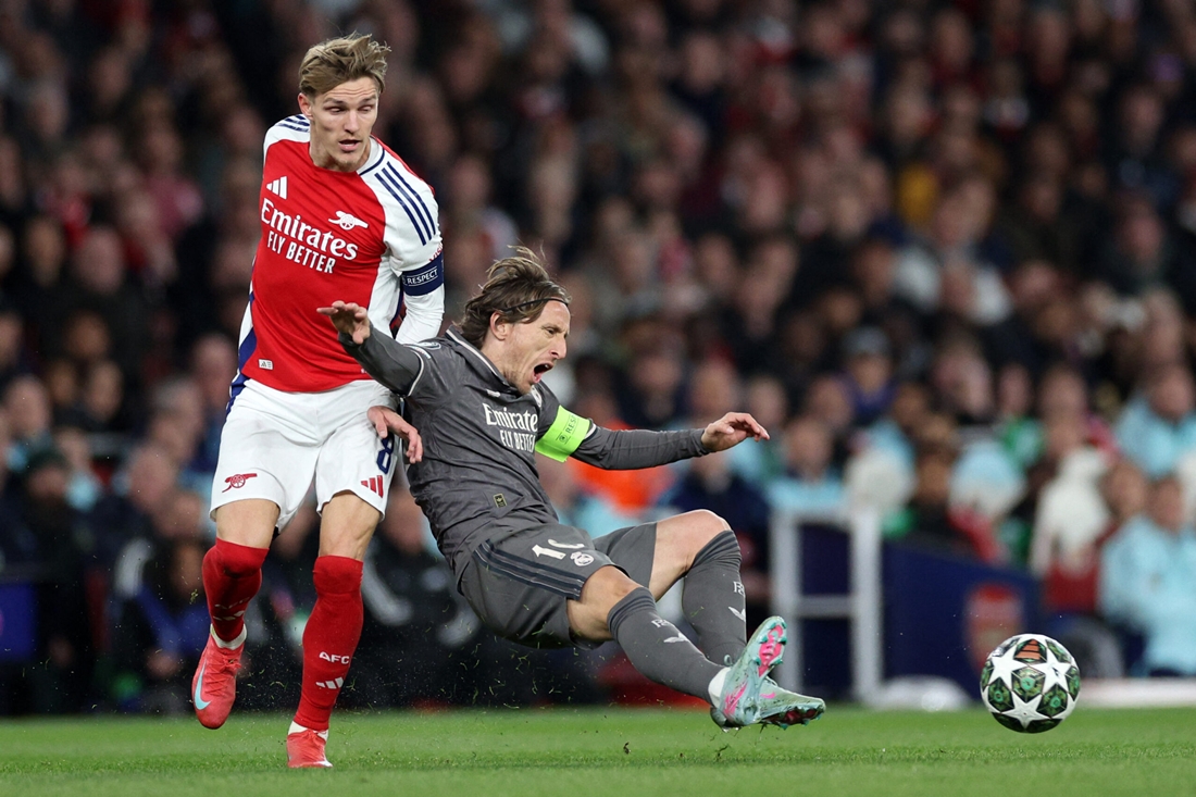 Martin Odegaard không chỉ biết chuyền bóng mà còn đóng vai trò quan trọng vào hệ thống phòng ngự của Arsenal.