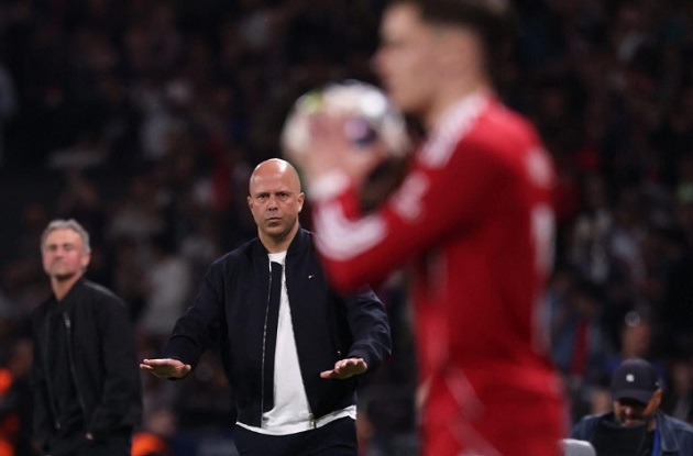 Slot bất ngờ dùng chiến thuật 5 hậu vệ.