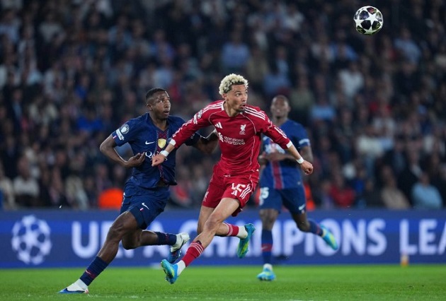 Ekitike hoàn toàn vô hại trước hàng thủ PSG.