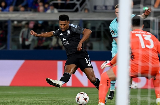 Watkins lập c&uacute; đ&uacute;p b&agrave;n thắng cho Aston Villa.