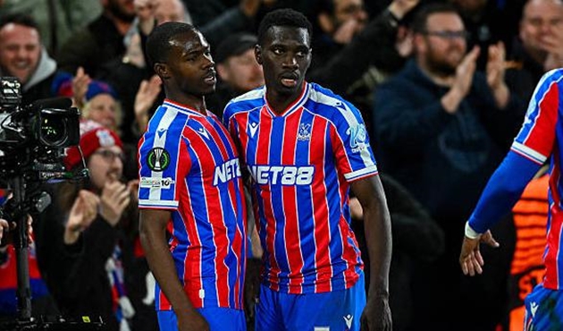 Crystal Palace đặt một chân vào bán kết Conference League.