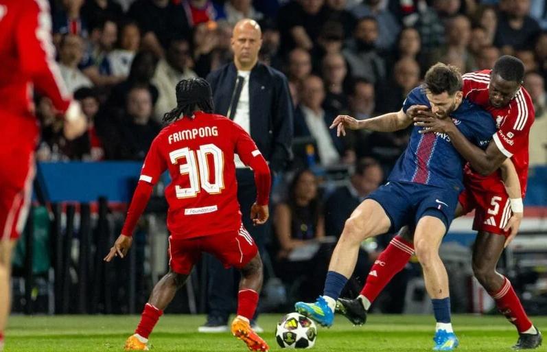 Ảnh bài viết Canh bạc hậu vệ cánh của Arne Slot khiến Liverpool trả giá