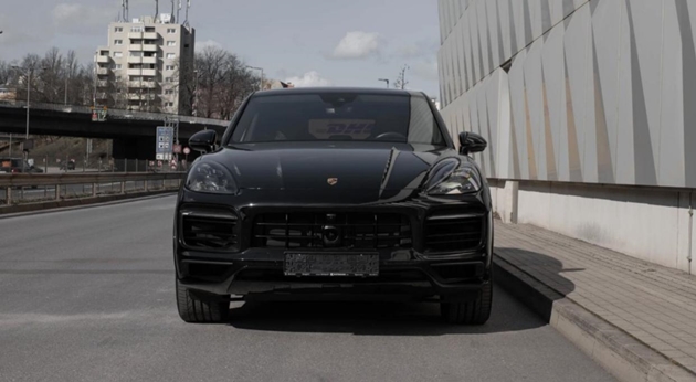 Chiếc Porsche Cayenne GTS Coupe từng được Lionel Messi l&aacute;i chuẩn bị được đem đấu gi&aacute;.