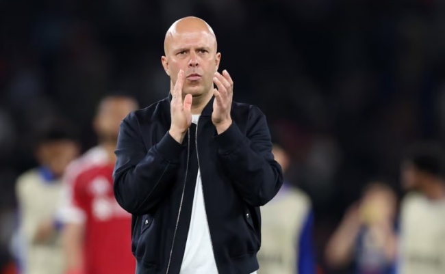 Arne Slot đối mặt &aacute;p lực lớn.