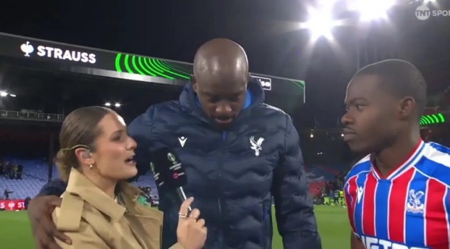 Ảnh bài viết Hành động của Mateta với nữ phóng viên gây bão mạng