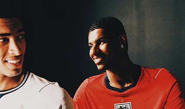 Bellingham v&agrave; Rashford được nh&igrave;n thấy mặc những chiếc &aacute;o c&oacute; phần bị 