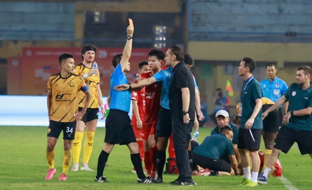 Ảnh bài viết Trợ lý Thể Công tố trọng tài Ngô Duy Lân xử ép HLV Popov