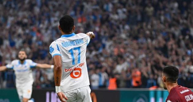 Aubameyang gi&uacute;p Marseille c&oacute; khởi đầu su&ocirc;n sẻ.