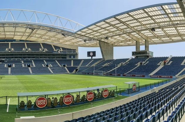 Một CĐV Nottingham Forest qua đời sau trận đấu với Porto.