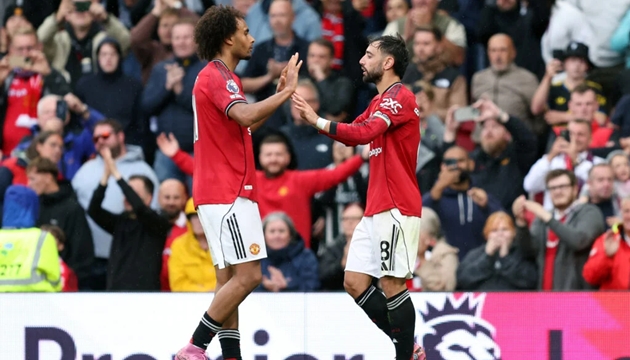 Ảnh bài viết Bruno Fernandes chỉ cách giúp Zirkzee tỏa sáng