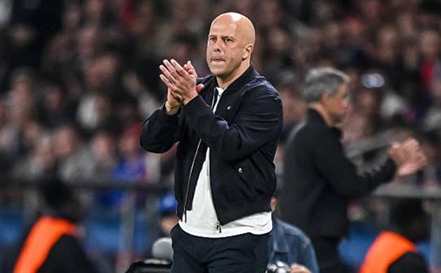 Arne Slot cần t&igrave;m c&aacute;ch giải quyết c&aacute;c vấn đề của Liverpool.