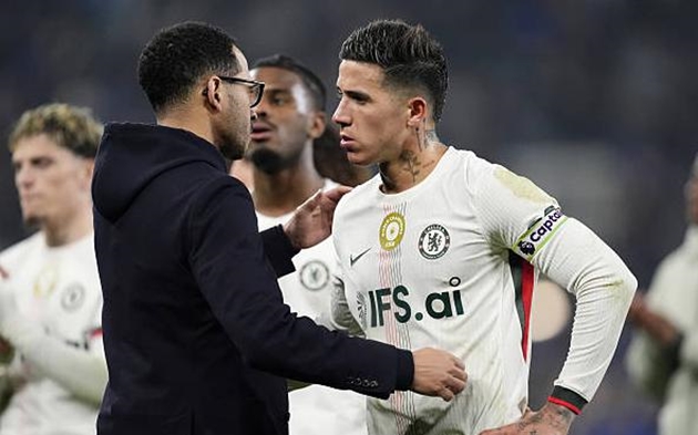 Ảnh bài viết Bài toán thiếu Enzo Fernandez thử thách bản lĩnh Liam Rosenior