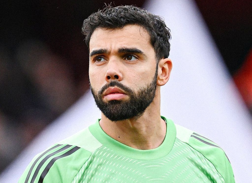 David Raya l&agrave;m người h&acirc;m mộ Arsenal h&uacute; tim đầu hiệp 2.