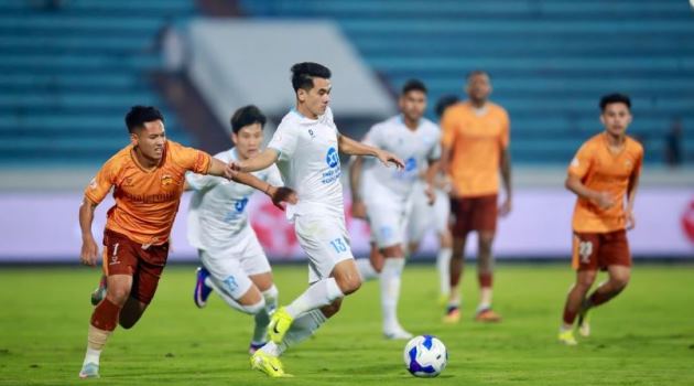 HAGL c&oacute; trận đấu quả cảm tr&ecirc;n s&acirc;n Thi&ecirc;n Trường.