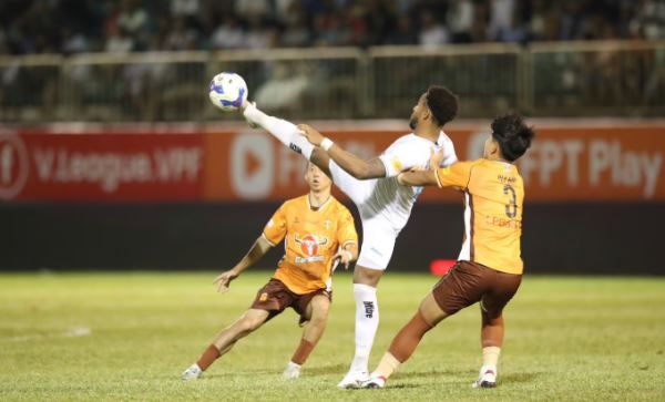 Xu&acirc;n Son bất lực trước h&agrave;ng thủ đội kh&aacute;ch.