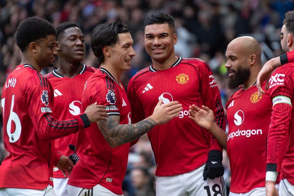 HLV Michael Carrick x&aacute;c nhận Lisandro Martinez c&oacute; thể ra s&acirc;n ở trận gặp Leeds.