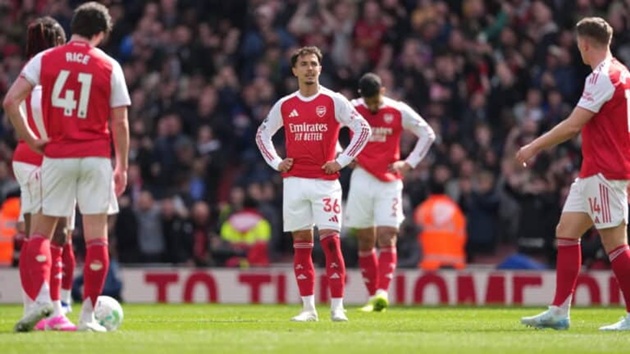 Arsenal gục ngã vào thời điểm quan trọng nhất