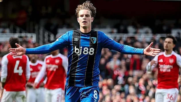 Alex Scott có thể mơ về World Cup