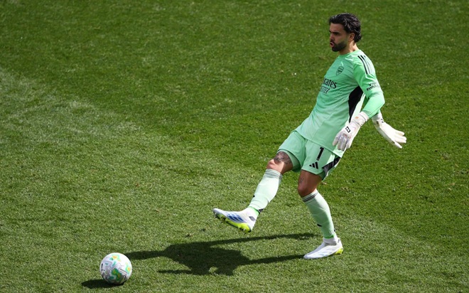 Thủ môn Arsenal lại chơi mạo hiểm hơn tiền đạo.