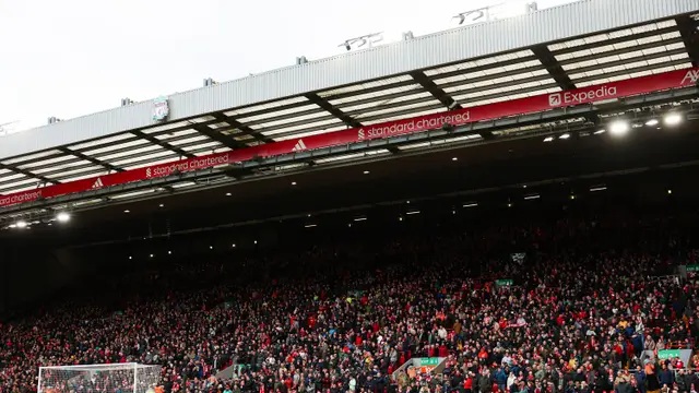 Khán đài The Kop im ắng lạ thường.