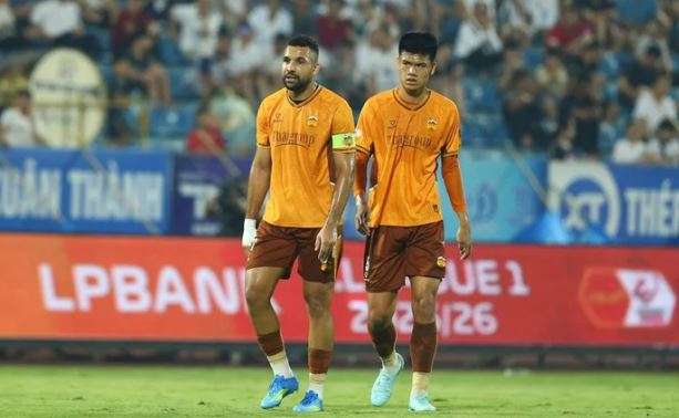 H&agrave;ng ph&ograve;ng ngự của HAGL khiến Xu&acirc;n Son 'tắt điện'.