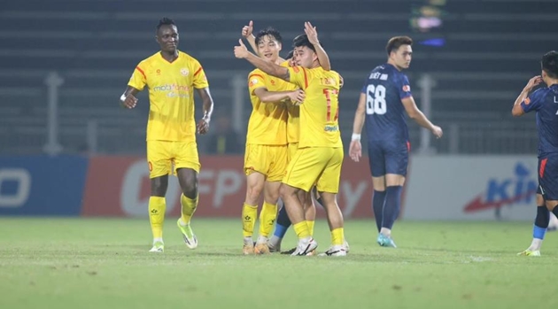 PVF-CAND cầm h&ograve;a C&ocirc;ng an H&agrave; Nội tr&ecirc;n s&acirc;n nh&agrave;.