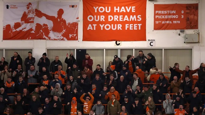 Một CĐV đã qua đời ngay trong trận đấu.