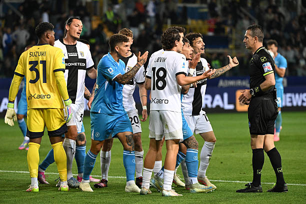 Napoli bị Parma cầm chân.