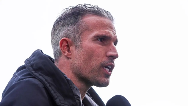 Van Persie tức giận vì trọng tài không rút thẻ đỏ