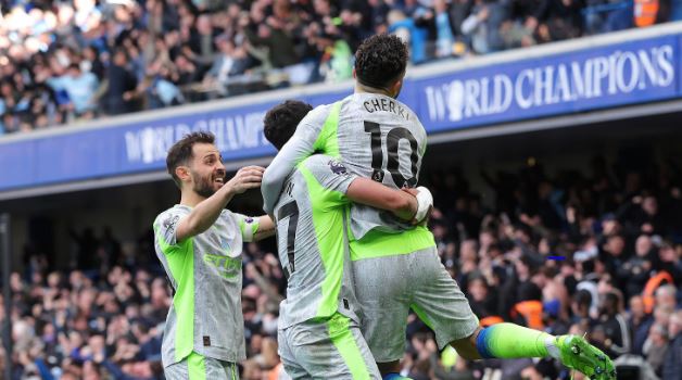 Rayan Cherki và đồng đội cho thấy sự vượt trội trước Chelsea.