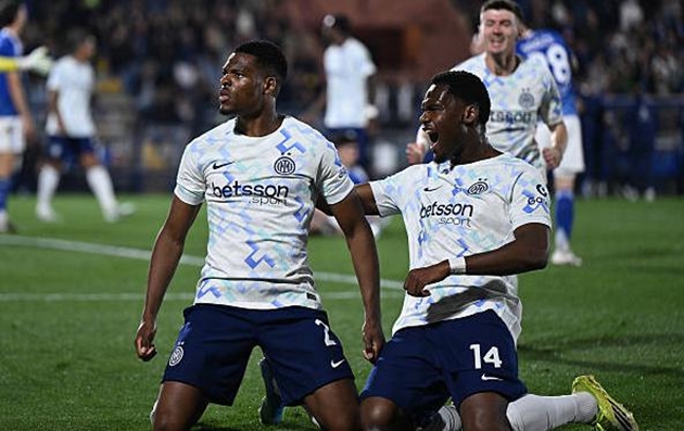 Denzel Dumfries và Marcus Thuram tỏa sáng giúp Inter Milan đánh bại Como.