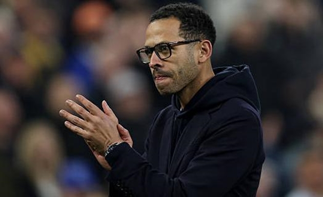 Ban lãnh đạo Chelsea vẫn tin tưởng Liam Rosenior.